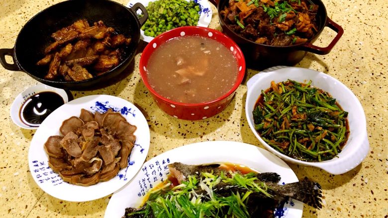 年夜饭龙虾粥黑椒牛仔骨藜蒿炒腊肉盐水口条笋干烧老鸭