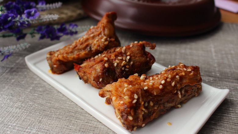 健康美味的无烟烧烤砂锅烤排骨