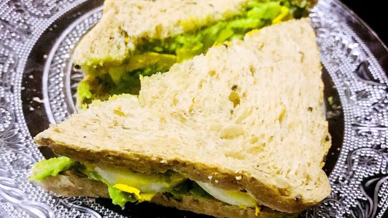 牛油果夹蛋三明治
