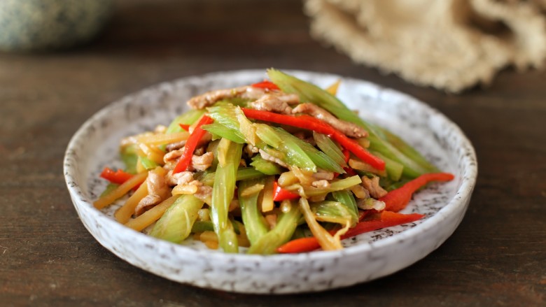 西芹瘦肉炒土豆