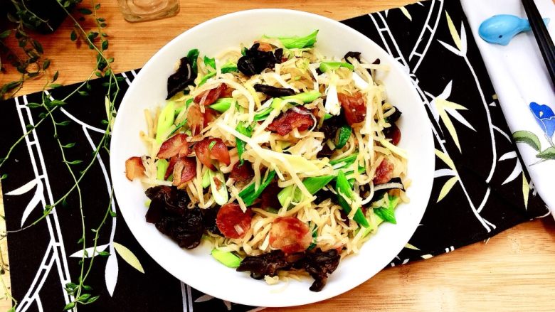 一人食饱腹菜蒜苗木耳香肠炒饼丝