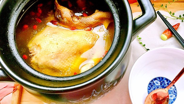 冬日进补系列当归黄芪枸杞鲜鸡汤