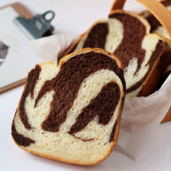 松软绵绵滴可可双色面包