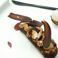 不一样的泡芙酷黑的黑森林泡芙