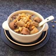 美容养生汤黄豆炖猪尾