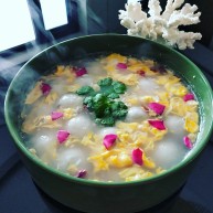 醪糟玫瑰黑芝麻汤圆