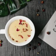 暖心饮品锅煮玫瑰奶茶