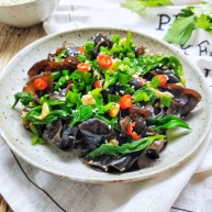 健康营养芹菜叶醋拌木耳