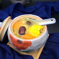 胡萝卜玉米炖鸡汤