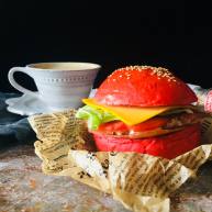 红丝绒金枪鱼沙拉汉堡