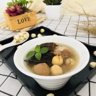 莲子无花果膨鱼腮扇骨汤