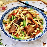 玉颜偶染尘世烟双椒白玉菇炒酱油肉