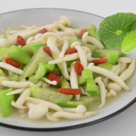 天气渐热来份清爽又下饭的丝瓜烩白玉菇