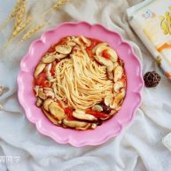 蚝油双菇拌面一碗面条