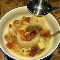 银耳桃胶雪梨羹