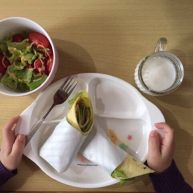 鸡蛋卷饼配番茄生菜沙拉