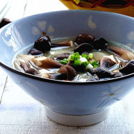 山药鸡汤浸姬松茸