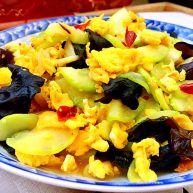 金英翠萼带春寒西葫芦木耳炒蛋