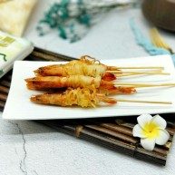 春节家宴面条缠虾