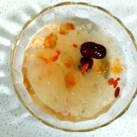 桃胶皂米雪燕银耳羹