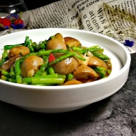 蚝油草菇炒芦笋