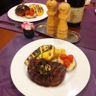 迷迭香蒜味肋眼牛排佐栉瓜