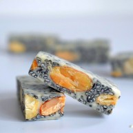 黑芝麻杏仁牛轧糖