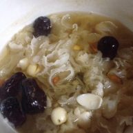 银耳莲子百合煲