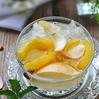 枇杷雪梨银耳百合甜汤