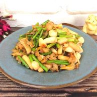 白玉菇蒜苔炒蚬子肉
