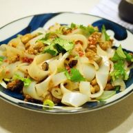 茄子肉丁拌凉皮