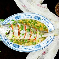 披红戴绿的蒜香红辣椒蒸黄鱼