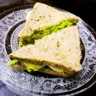 牛油果夹蛋三明治