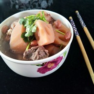 莲藕花生煲猪筒骨汤