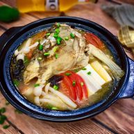 菌类料理白玉菇什锦鱼头汤