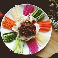 绿色美食五色蔬菜炸酱面