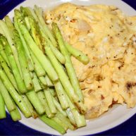 洋葱炒蛋配黑椒白芦笋