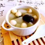 冰糖雪梨莲子羹
