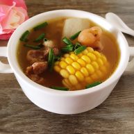 午餐白萝卜玉米排骨汤